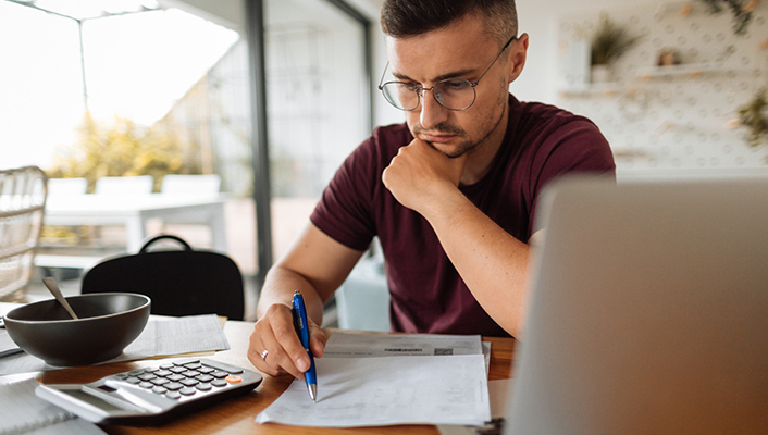 Homme lisant une facture d'énergie